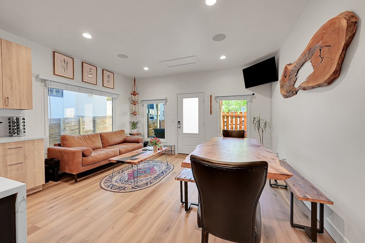 Living room with leather chairs and a mounted TV